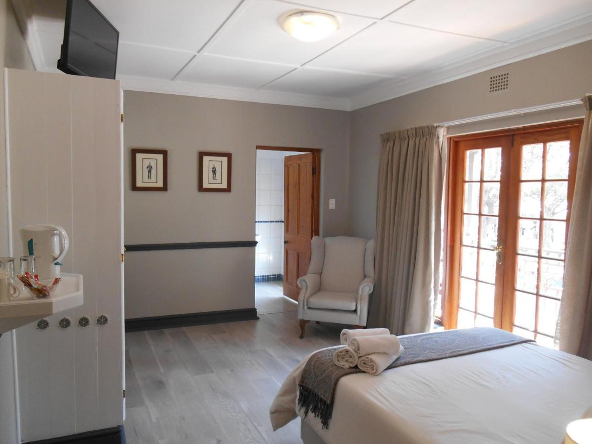 Oakwood Lodge Bloemfontein Esterno foto A room at the hospital