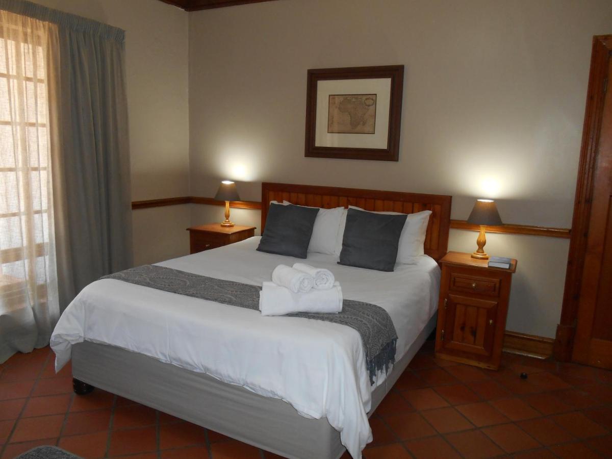 Oakwood Lodge Bloemfontein Esterno foto A bedroom at the hotel