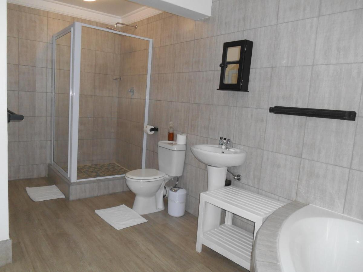 Oakwood Lodge Bloemfontein Esterno foto Bathroom with shower cubicle