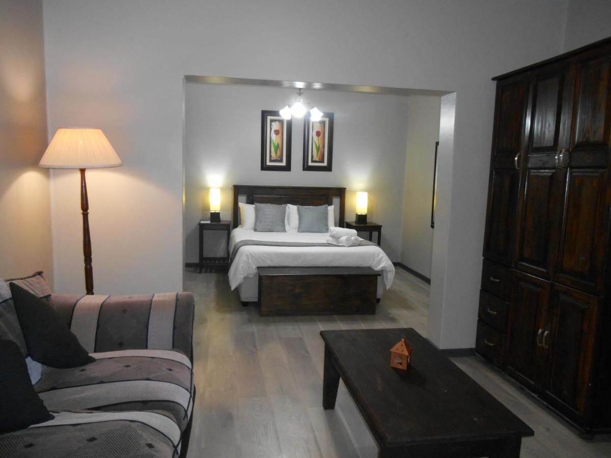Oakwood Lodge Bloemfontein Esterno foto A bedroom in a hotel