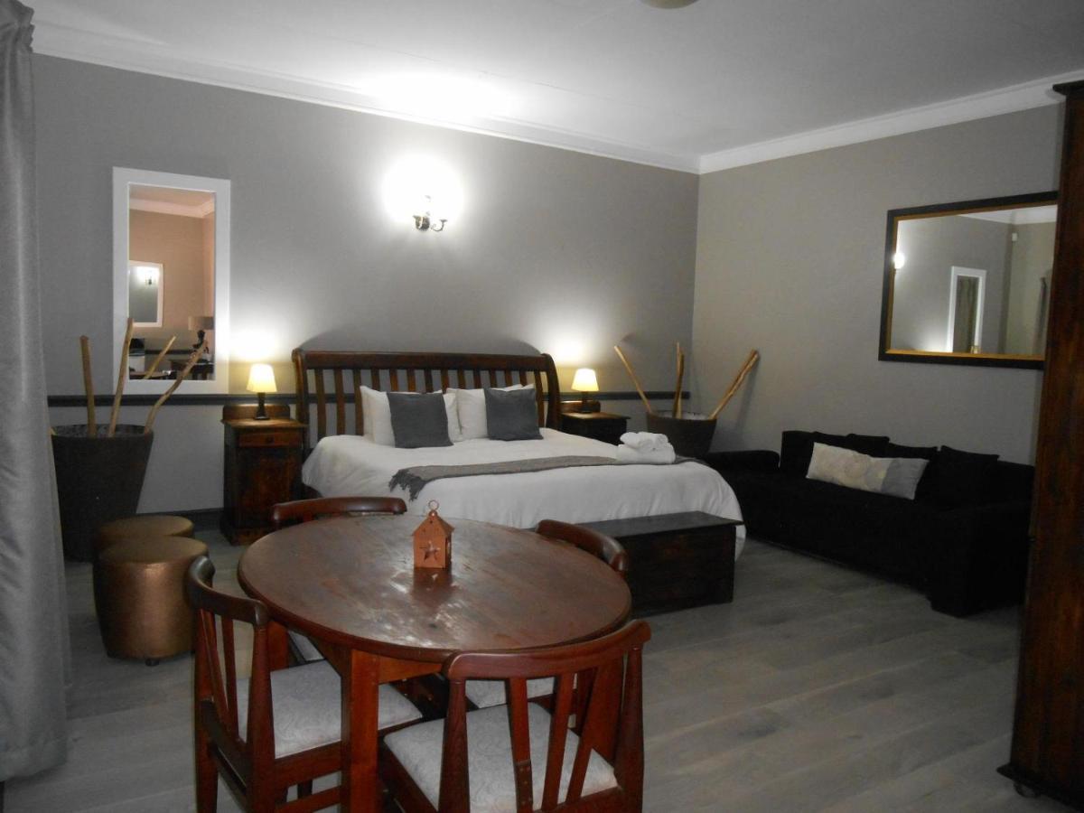 Oakwood Lodge Bloemfontein Esterno foto A bedroom in a hotel