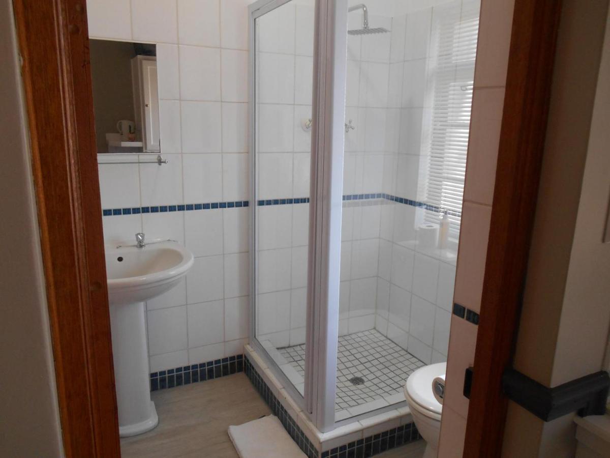 Oakwood Lodge Bloemfontein Esterno foto A shower cubicle