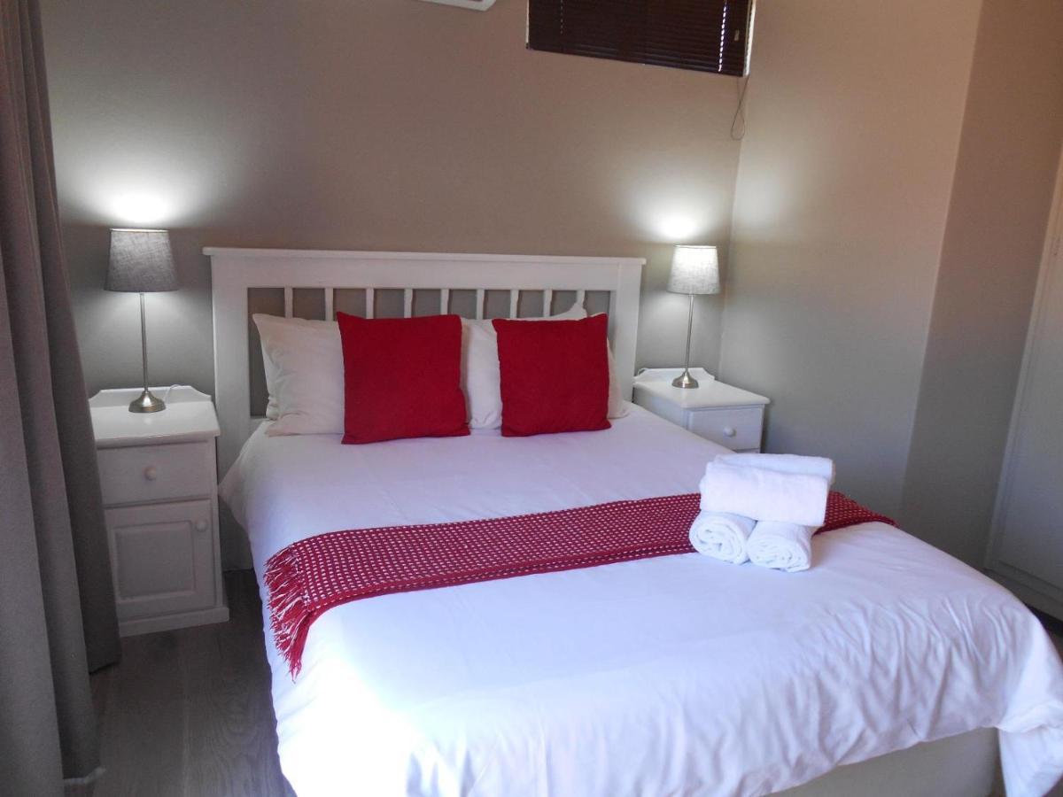 Oakwood Lodge Bloemfontein Esterno foto A bedroom in a guest house