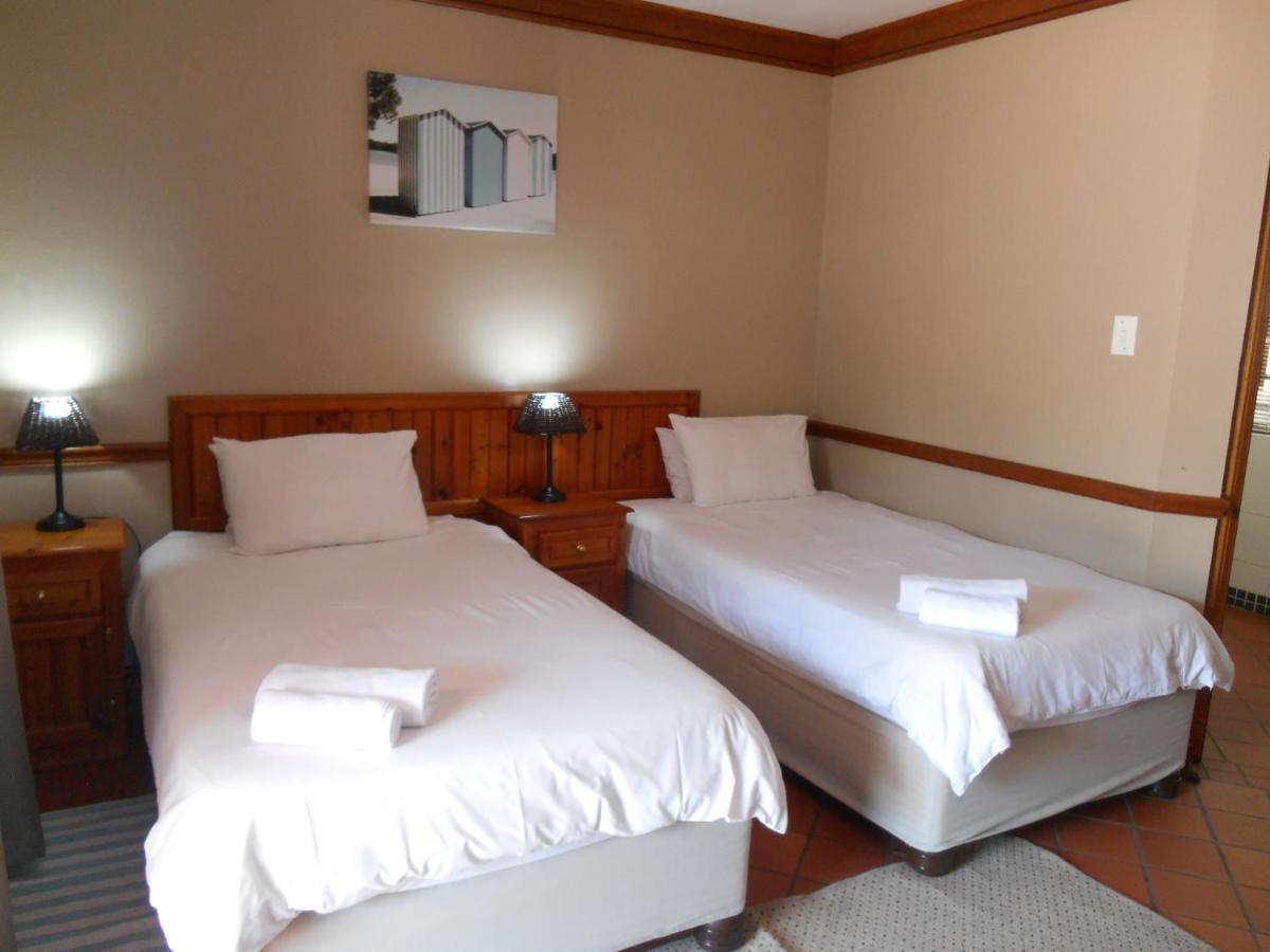 Oakwood Lodge Bloemfontein Esterno foto A room at the Protea Hotel, Windhoek