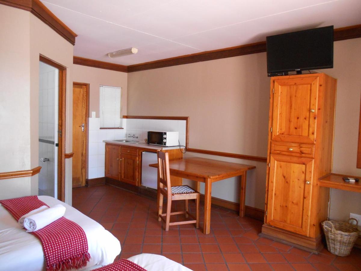 Oakwood Lodge Bloemfontein Esterno foto A typical room at the hotel