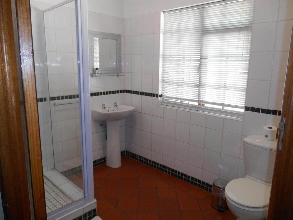 Oakwood Lodge Bloemfontein Esterno foto Bathroom
