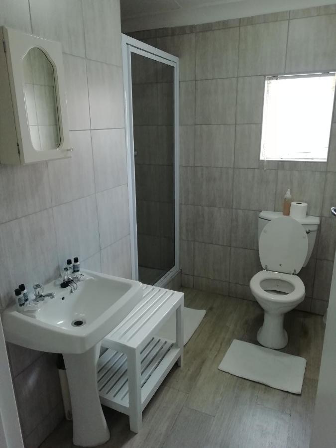 Oakwood Lodge Bloemfontein Esterno foto A modern bathroom