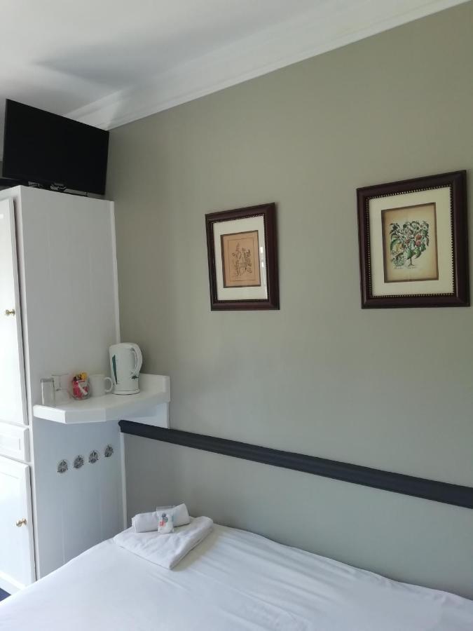 Oakwood Lodge Bloemfontein Esterno foto A typical room at the hospital