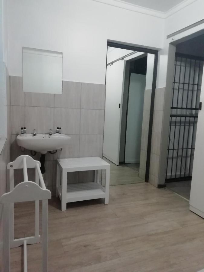 Oakwood Lodge Bloemfontein Esterno foto A cell at the prison