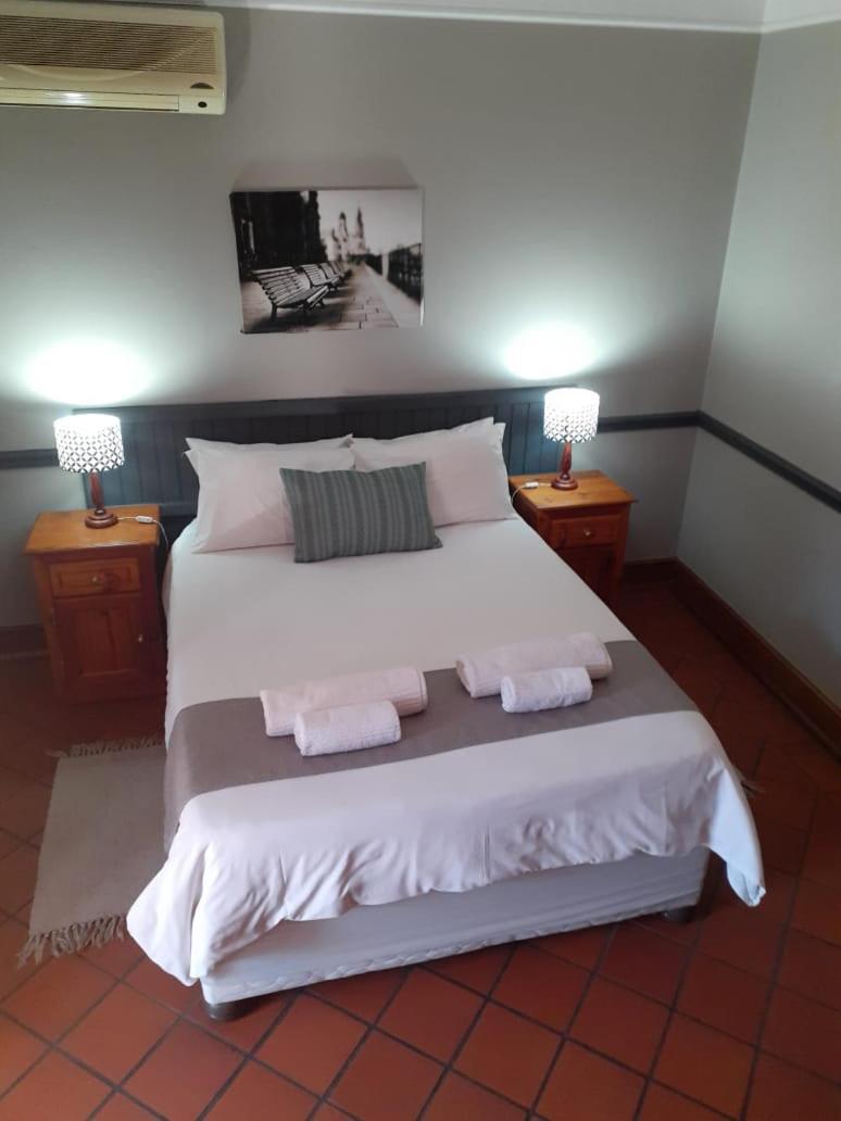 Oakwood Lodge Bloemfontein Esterno foto A bedroom at the hotel
