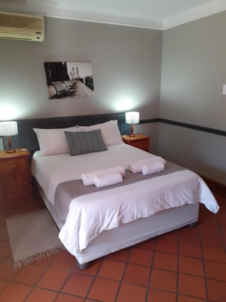 Oakwood Lodge Bloemfontein Esterno foto A bedroom at the hotel
