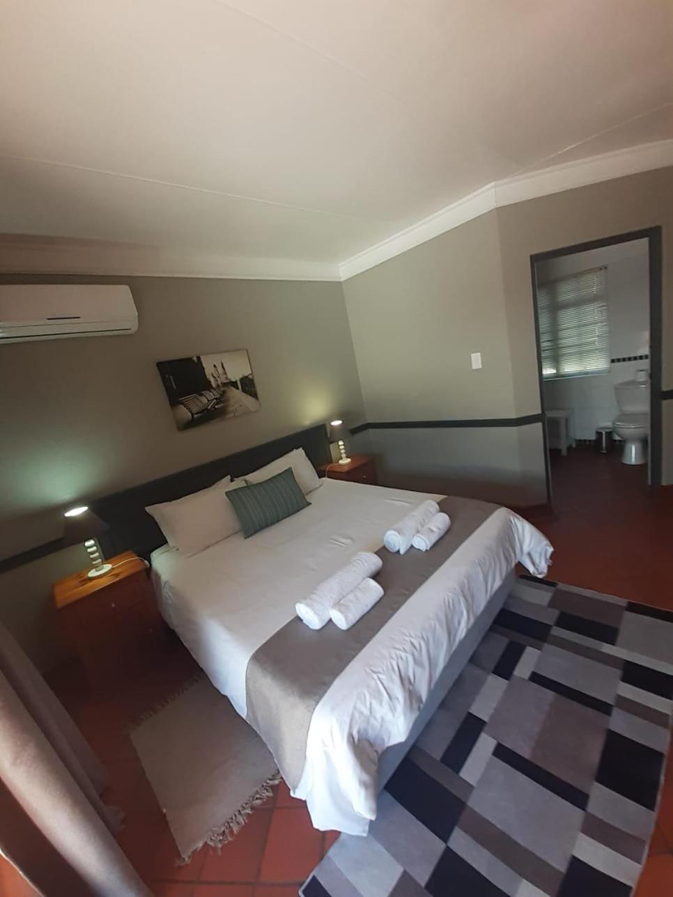 Oakwood Lodge Bloemfontein Esterno foto A room at the Protea Hotel, Polokwane