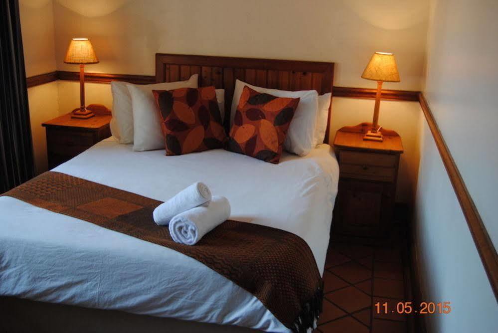 Oakwood Lodge Bloemfontein Esterno foto A bedroom at the hotel