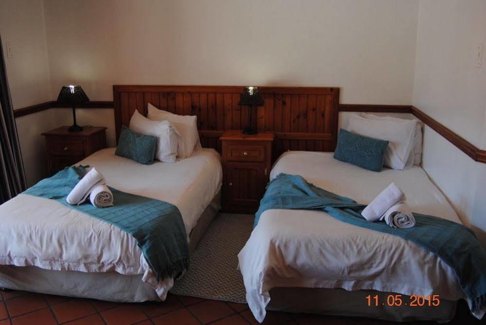 Oakwood Lodge Bloemfontein Esterno foto A bedroom at the Protea Hotel, Port Elizabeth