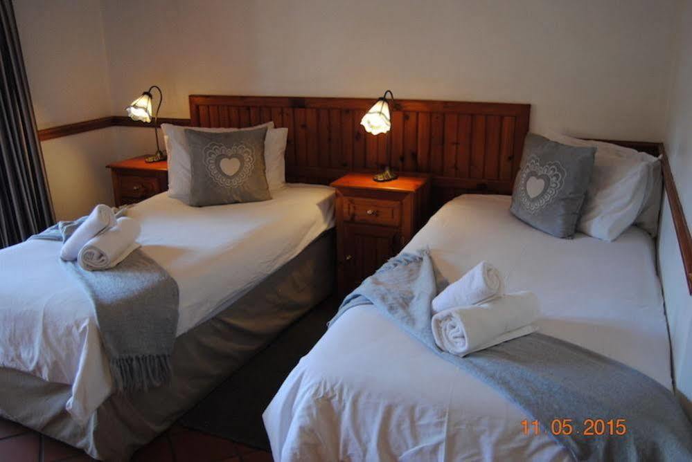Oakwood Lodge Bloemfontein Esterno foto A room at the hotel