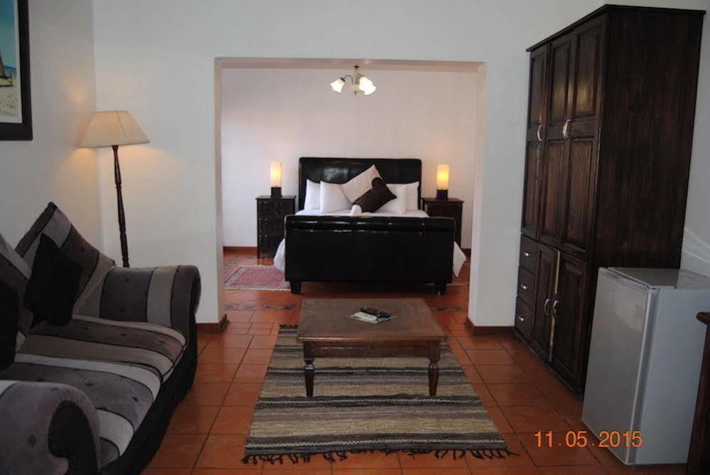 Oakwood Lodge Bloemfontein Esterno foto A bedroom in a guest house in South Africa