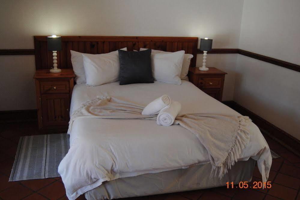 Oakwood Lodge Bloemfontein Esterno foto A bed with a throw