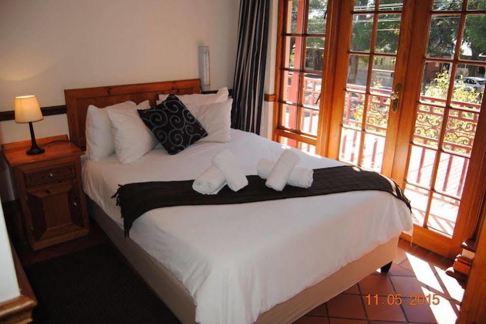 Oakwood Lodge Bloemfontein Esterno foto A guest room at the hotel