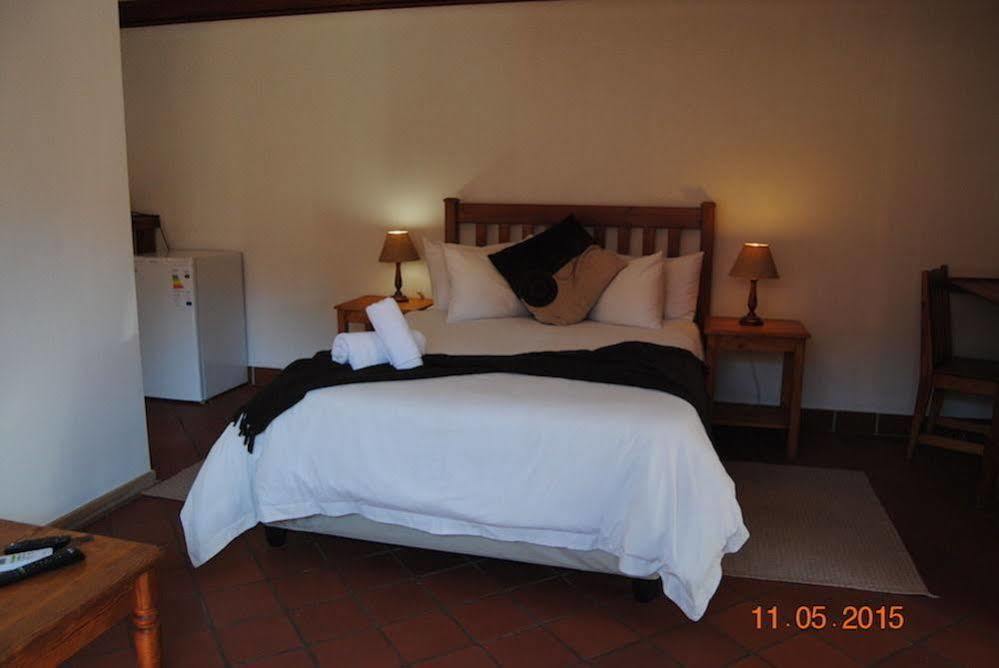 Oakwood Lodge Bloemfontein Esterno foto A bedroom at the lodge