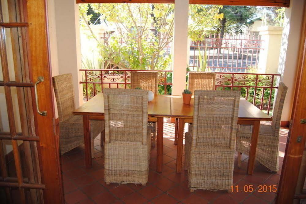 Oakwood Lodge Bloemfontein Esterno foto The dining room at the house