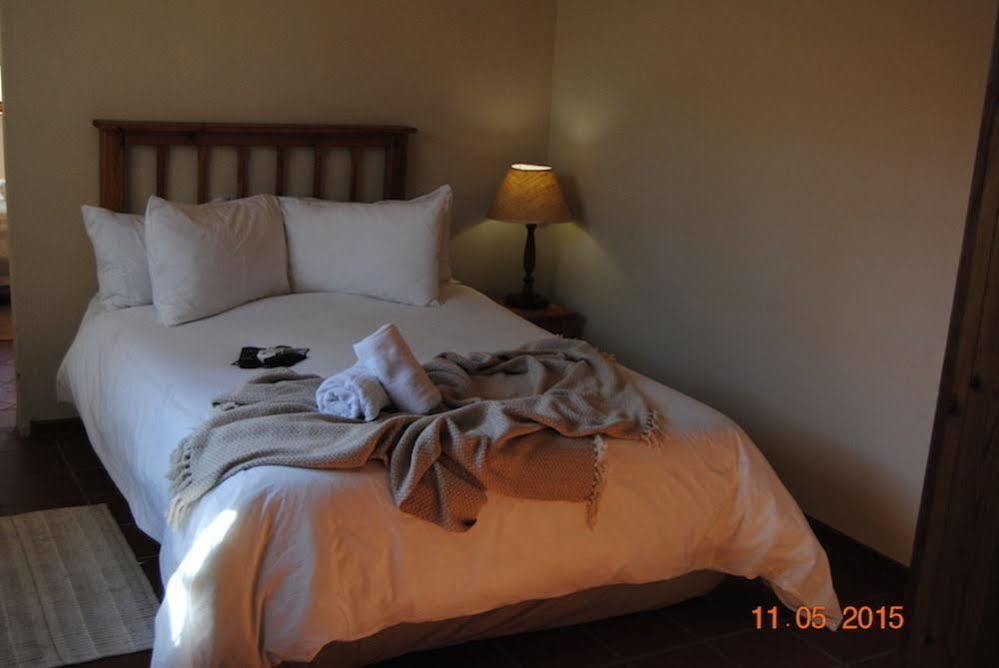 Oakwood Lodge Bloemfontein Esterno foto A bedroom at the hotel
