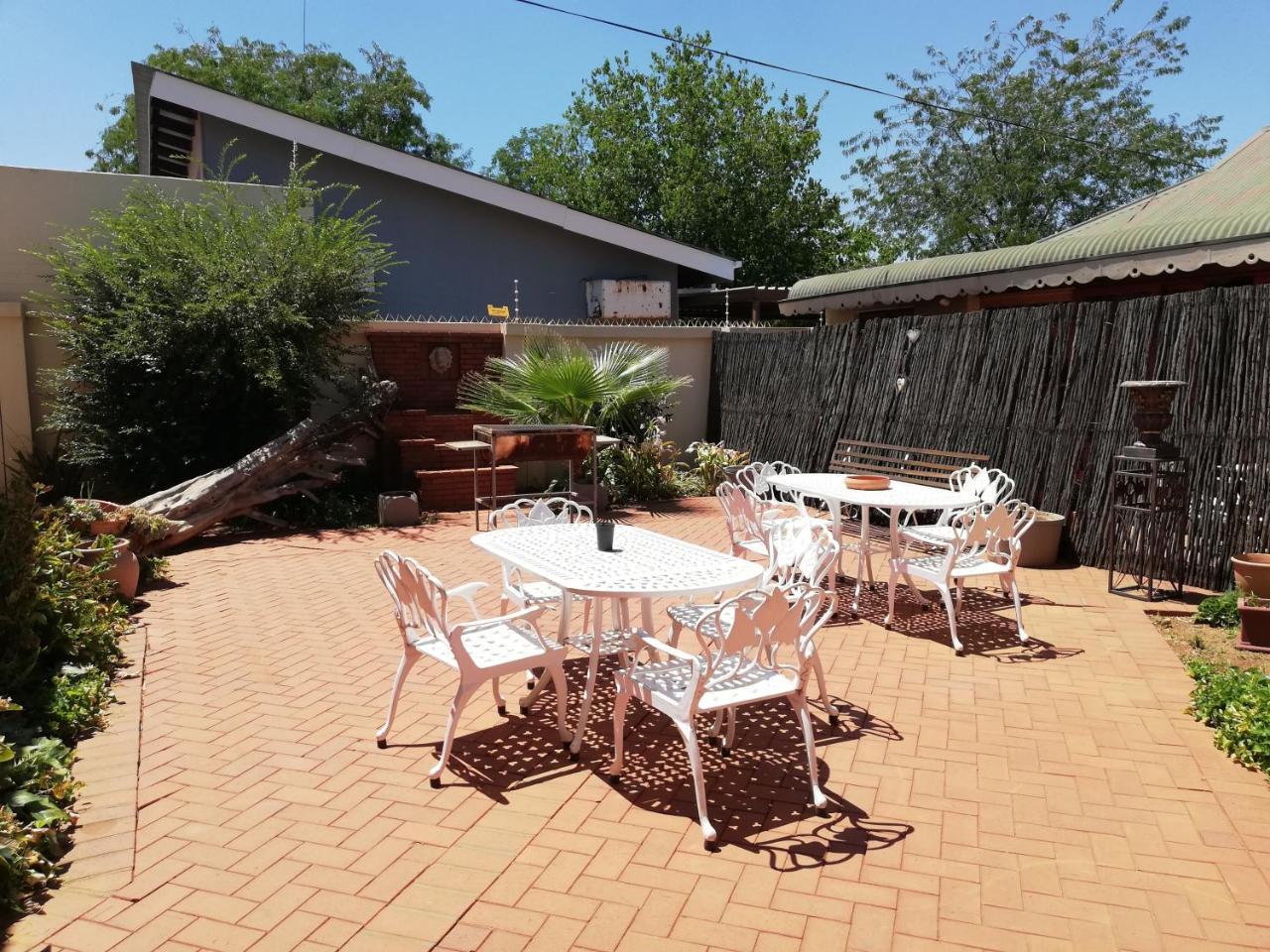 Oakwood Lodge Bloemfontein Esterno foto The courtyard at the restaurant