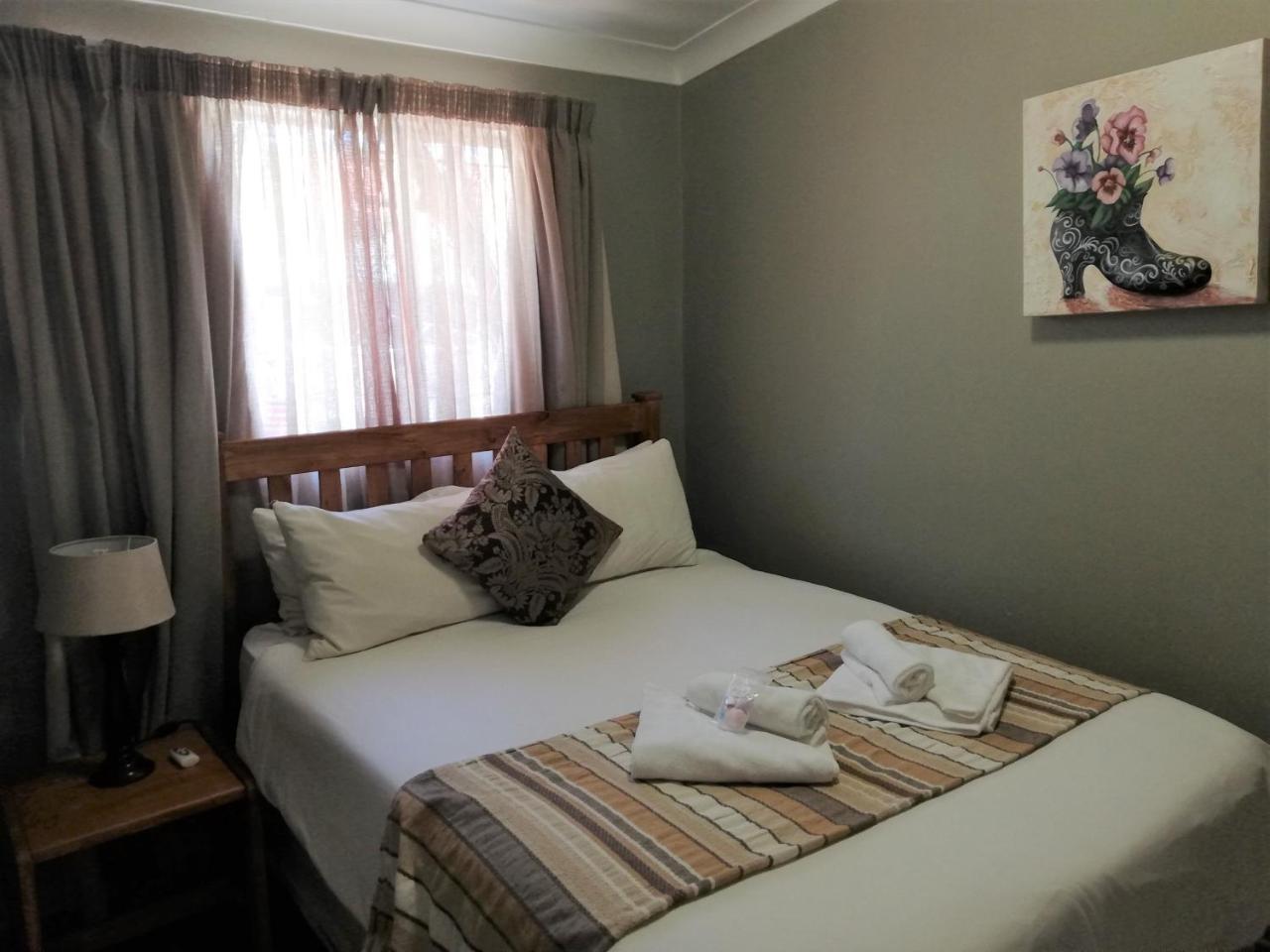 Oakwood Lodge Bloemfontein Esterno foto A bedroom at the hotel
