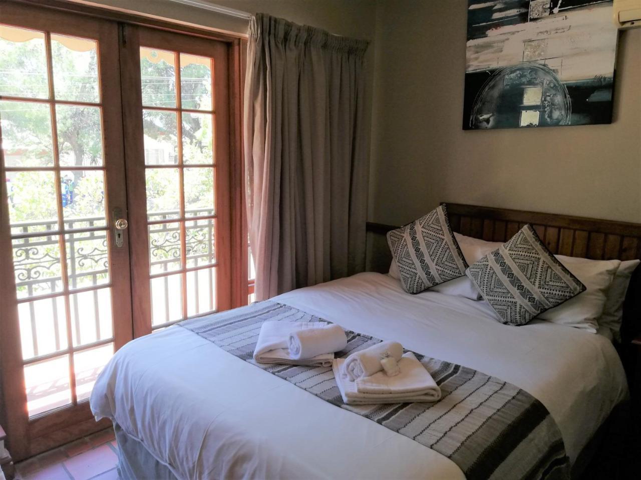 Oakwood Lodge Bloemfontein Esterno foto A bedroom at the Protea Hotel, Stellenbosch