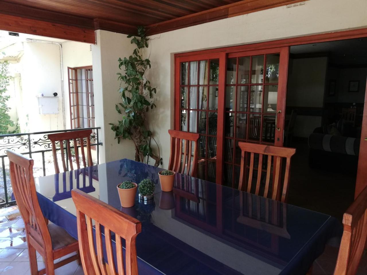 Oakwood Lodge Bloemfontein Esterno foto A balcony in a house