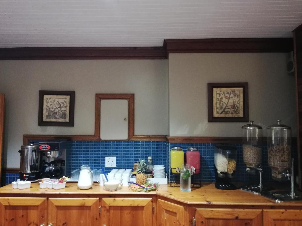 Oakwood Lodge Bloemfontein Esterno foto The kitchen at the station
